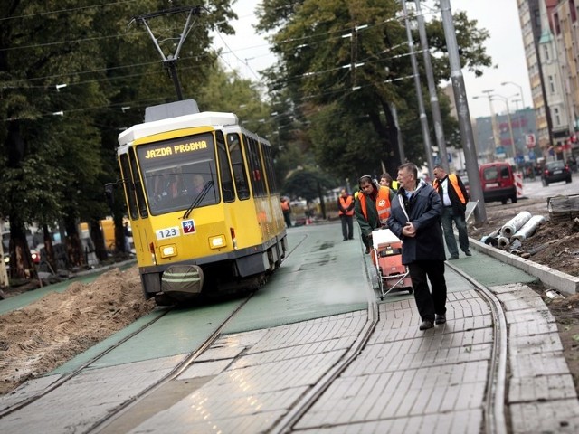 Wczoraj przed południem nowym torowiskiem, próbnie przejechał tramwaj. Okazało się, że na wznowienie komunikacji jeszcze poczekamy. Na Bramie Portowej nie wybudowano bowiem jeszcze przystanku.