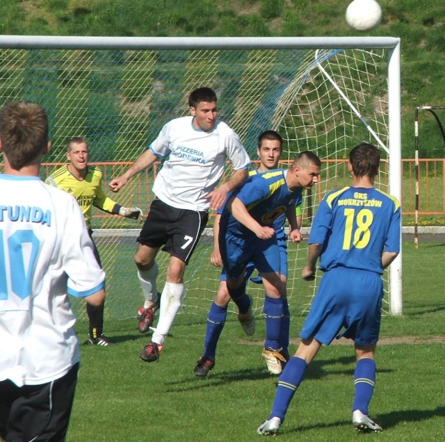 W Krzeszowie piłkarze Rotundy pokonali Mokrzyszów Tarnobrzeg 2:1, mimo, że po pierwszej połowie przegrywali 0:1.