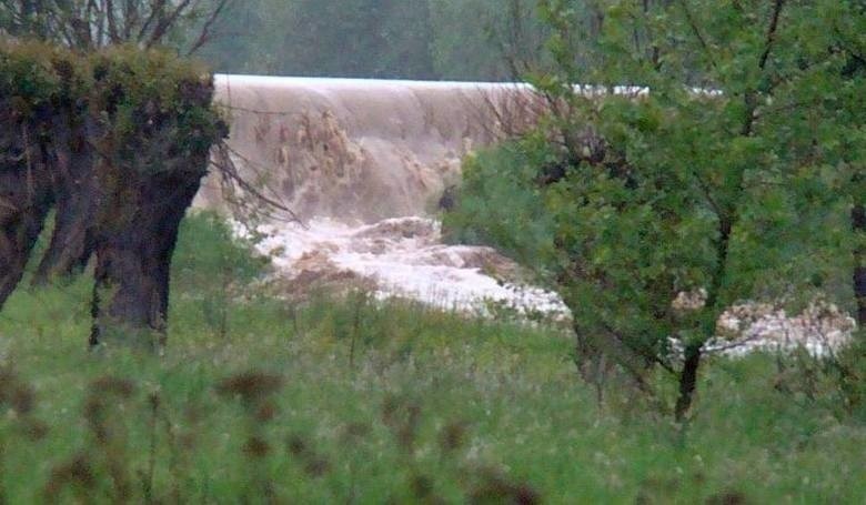 19 maja 2010 roku wody Wisły przerwały wał w Sandomierzu,...
