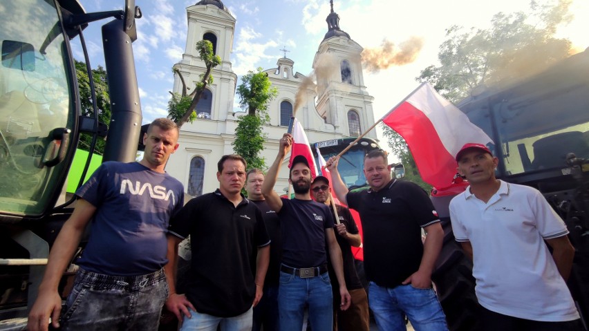 Protest rolników w Srocku pod Piotrkowem. Drogę blokuje 150...