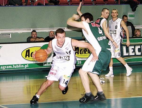 W akcji Łukasz Wichniarz (z piłką) podczas poniedziałkowego meczu Kotwicy Kołobrzeg z Kagerem Gdynia.