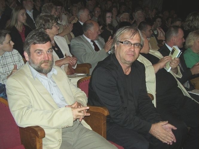 Rezyser Jacek Bromski (z prawej) i aktor Krzysztof Dzierma...