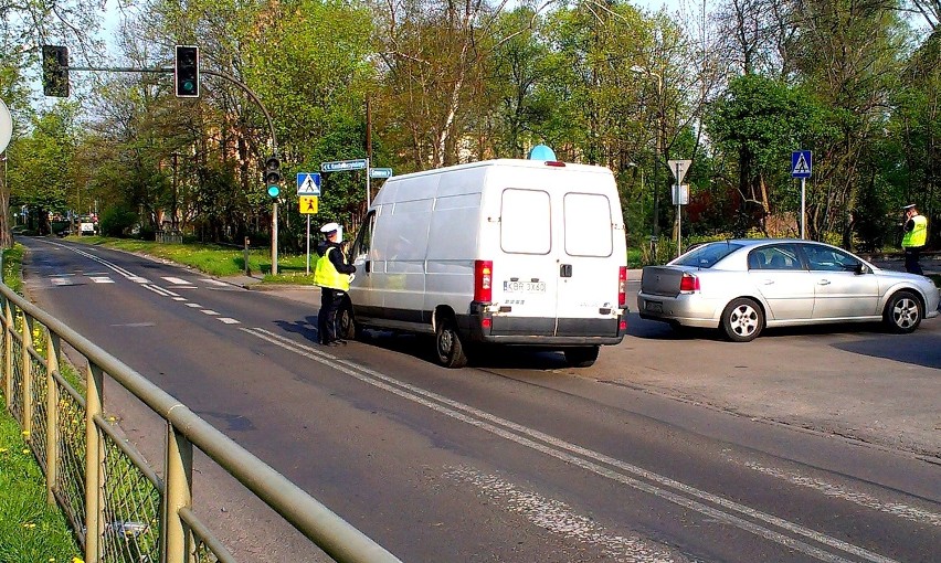 Funkcjonariusze kontrolują trzeźwość na ulicy Milowickiej w...