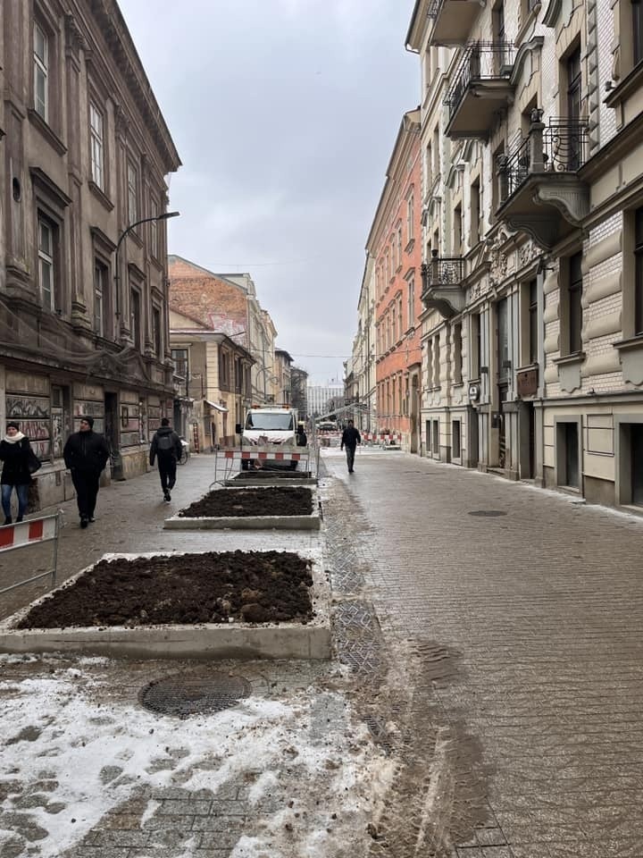 Kraków. Sypią ziemię dla drzew na Krupniczej. Czy to koniec remontu?