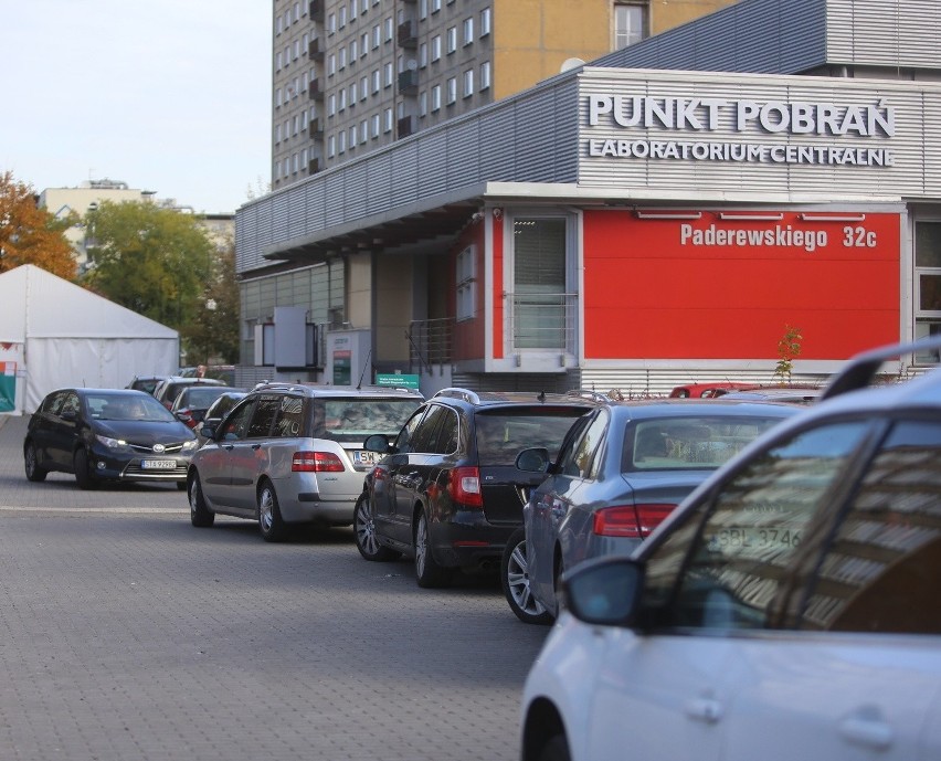 Duże kolejki do punktów drive-thru w Katowicach....