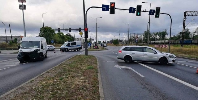 W piątek, 2 sierpnia, około g. 7.51 doszło do kolizji dwóch aut osobowych (opel vectra, peugeot boxer) na skrzyżowaniu ulic Fabrycznej z Kamienną. Na miejscu działały służby. Policja ustaliła, że kolizję spowodował kierujący vectrą, który wjechał na skrzyżowanie na czerwonym świetle i uderzył w prawidłowo jadącego peugeota. Jedną osobę przewieziono do szpitala na badania. W miejscu stłuczki występowały utrudnienia w ruchu. Flash INFO, odcinek 25 - najważniejsze informacje z Kujaw i Pomorza.