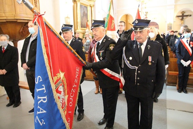 Uroczystości związane z Świętem Niepodległości w Warce rozpoczęły się Mszą Świętą w intencji Ojczyzny.