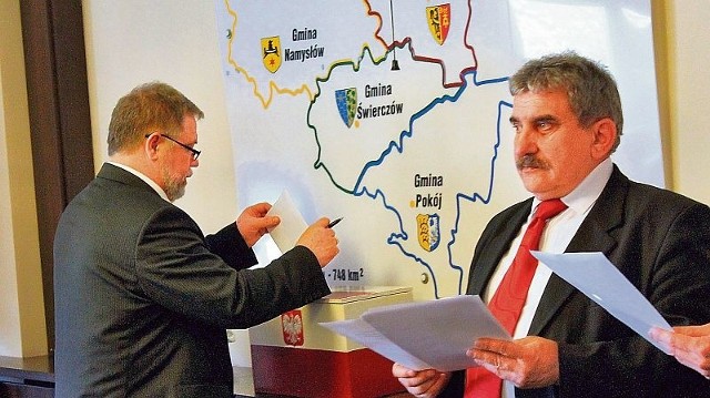 Starosta Julian Kruszyński (z lewej) i jego zastępca Andrzej Spór najtrudniejsze chwile przeżywali nie podczas głosowań w radzie powiatu, ale podczas wyborów na posiedzeniach partyjnych.
