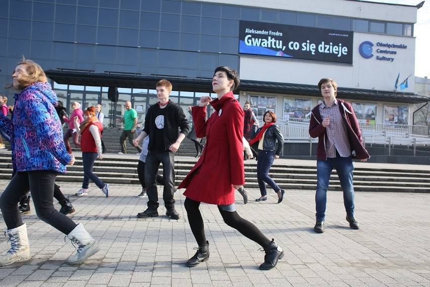 Oświęcim. Taneczny protest przeciwko przemocy wobec kobiet [WIDEO, ZDJĘCIA]