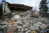 Toruń. To już koniec! Trwa burzenie dawnego biurowca Metronu przy ul. Targowej [zdjęcia]