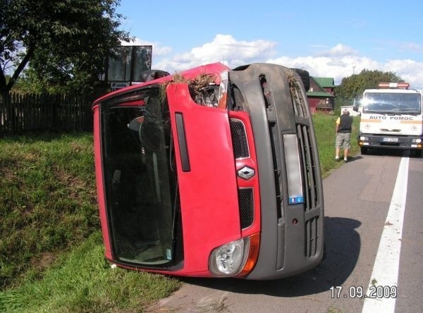 W wyniku uderzenia traffic zjechał do rowu, gdzie przewrócił...