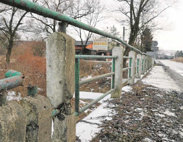 Most nad Szreniawą na ulicy Podgórze od dawna wymaga remontu