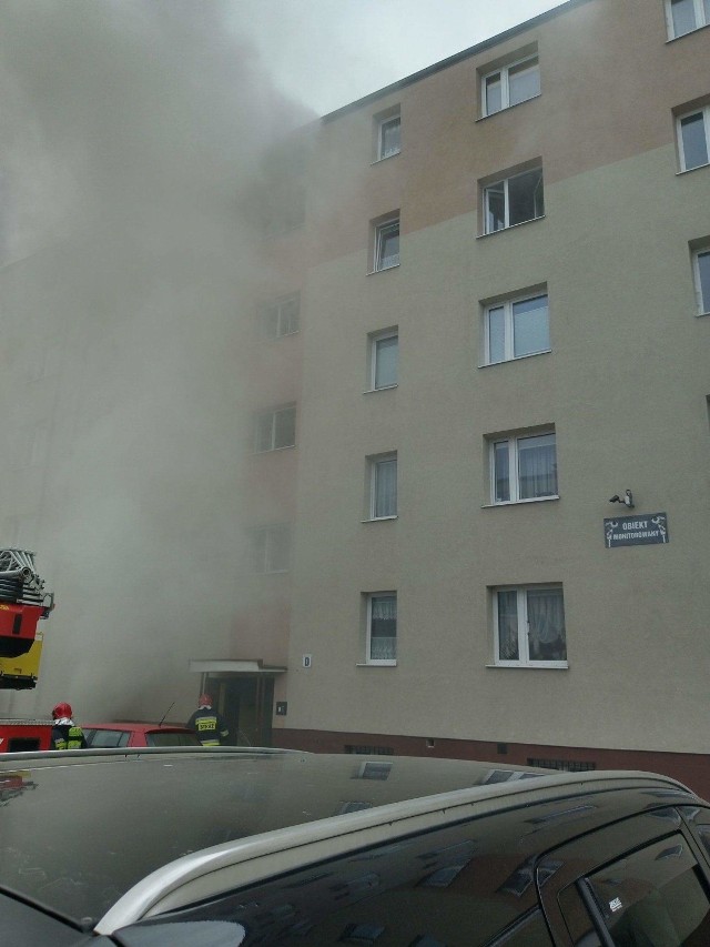 Pożar przy ul. Saperskiej w Tczewie 8.03.2018. Ogień wybuchł w piwnicy budynku wielorodzinnego, dwie osoby poszkodowane