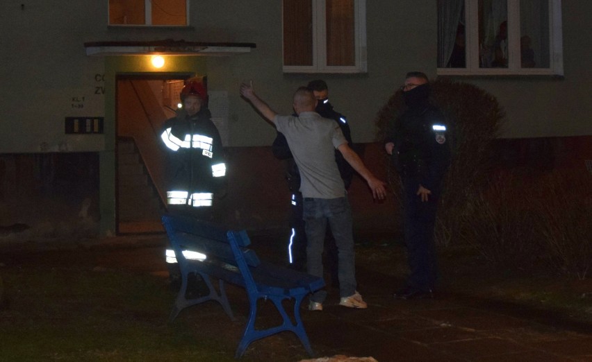 Pożar w Tarnobrzegu w bloku na Skalnej Górze. W akcji strażacy i policjanci. Zatrzymali agresywnego mężczyznę (ZDJĘCIA)