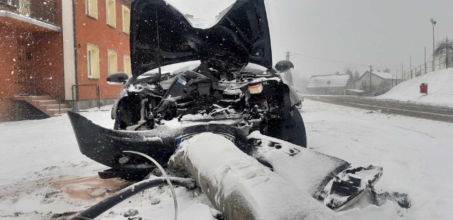 Przed godziną 12 kobieta kierująca samochodem osobowym straciła panowanie nad pojazdem i uderzyła w słup energetyczny. Do wypadku doszło w Tuchomiu. 