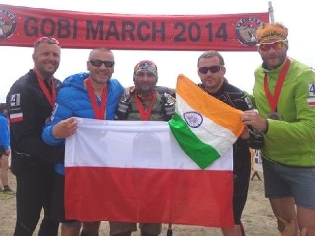 Pochodzący ze Stalowej Woli Andrzej Gondek (z prawej) startował w pustynnym ultramaratonie "Gobi March&#8221; i spisał się znakomicie.