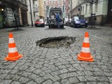 Katowice: dziura w drodze na Krzywej już zasypana. Dlaczego jezdnia się zapadła? ZDJĘCIA