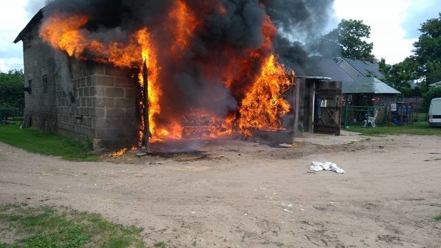 W pożarze murowanego garażu we wsi Chorodówka Stara spłonął samochód osobowy Volkswagen Golf oraz znajdujące się w środku narzędzia.Zdjęcia dzięki uprzejmości OSP Suchowola