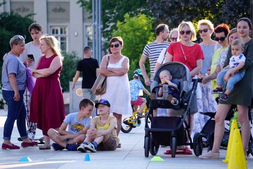 „Lato w mieście” ruszyło! Pokaz jazdy na rolkach rozpoczął wakacyjną akcję na placu Litewskim w Lublinie [ZDJĘCIA]