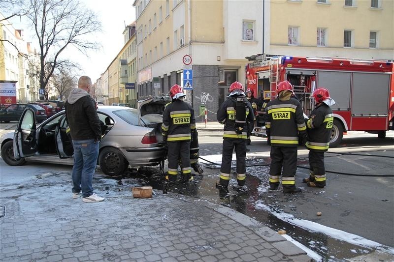 Pożar BMW na skrzyżowaniu Reymonta i Kościuszki.