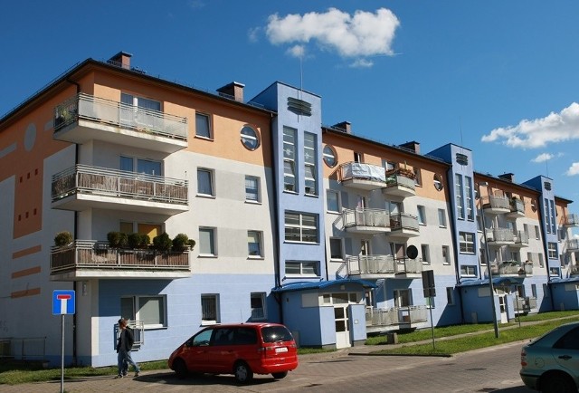 W Słupsku na osiedlu Niepodległości proponowane ceny za metr kwadratowy mieszkania potrafią przekroczyć 4 tys. zł, jednak ostatecznie spadają często do 3 tys. zł.