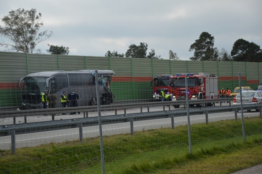 Wypadek na S8 w Lubochni koło Tomaszowa. Zderzenie cysterny z autokarem. Ranni żołnierze [ZDJĘCIA]