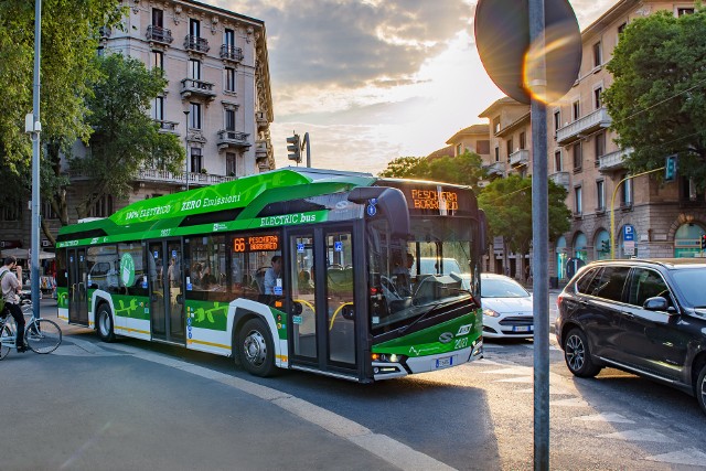 Obecnie po Mediolanie jeździ 25 elektrycznych autobusów Solarisa