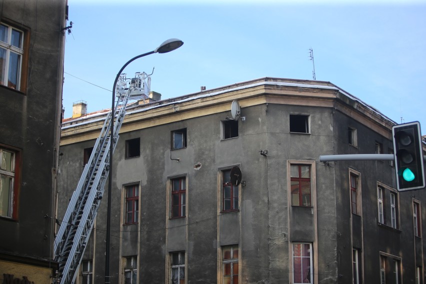 Pożar w Bytomiu. Ogień ogarnął poddasze i dach budynku...