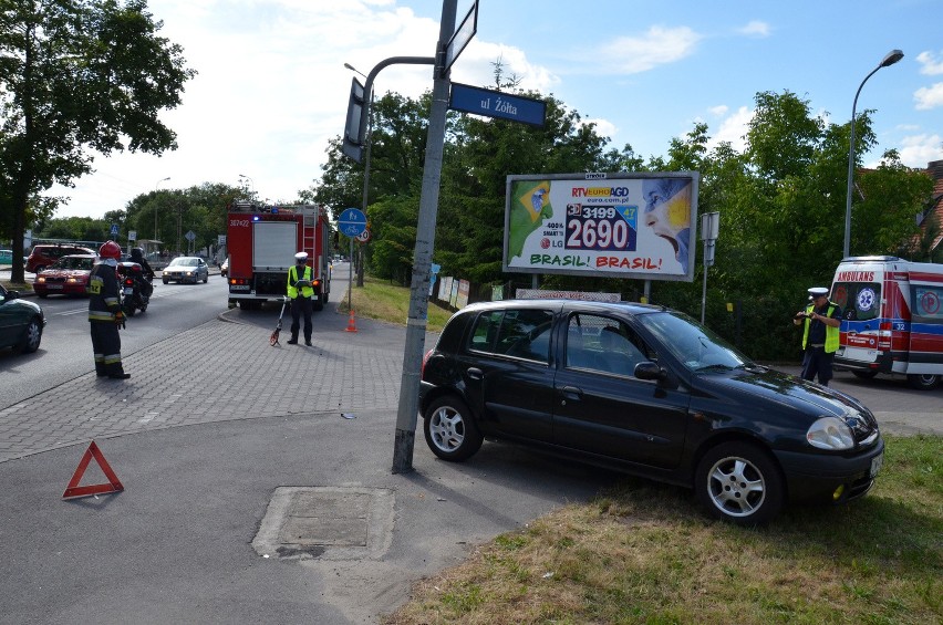 Wrocław: Wypadek na Kosmonautów. Motocyklista uderzył w auto (ZDJĘCIA)