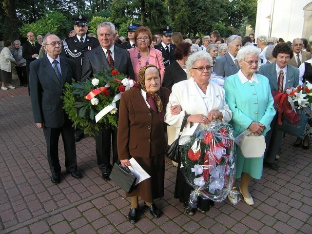 Mieszkańcy pod Pomnikiem Niepodległości złożyli wieńce i wiązanki kwiatów...