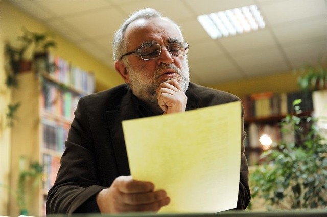 Jan Sabiniarz czyta wiersze w Miejskiej Bibliotece Publicznej w Chojnicach