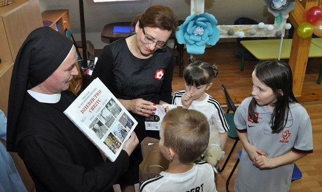 Wojewoda Agata Wojtyszek czytała bajki najmłodszym podopiecznym Domu Ojca Gwidona w Pacanowie.