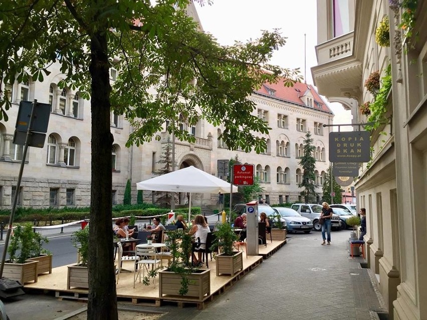 Poznań: Kawiarniany ogródek na ul. Kościuszki nie wszystkim się podoba, bo zabrał miejsca parkingowe