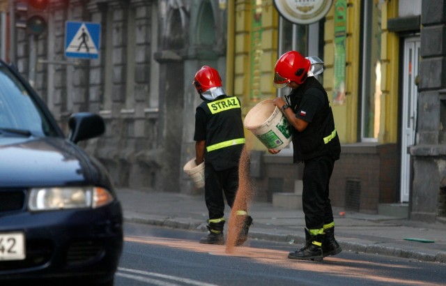 Strażacy przed godz. 10.00 zaczęli usuwać plamę oleju na drodze. Zdjęcie ilustracyjne.