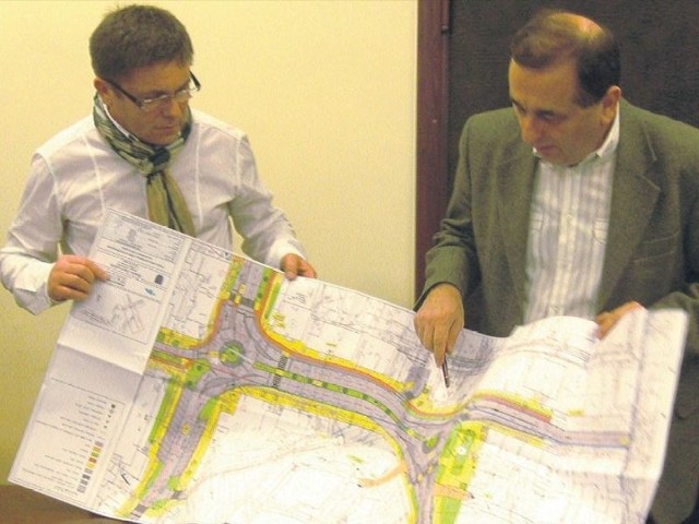 Przedstawiciel wykonawcy robót i prezydent Janusz Żmurkiewicz &#8211; na zdjęciu z prawej, z planami przebudowy