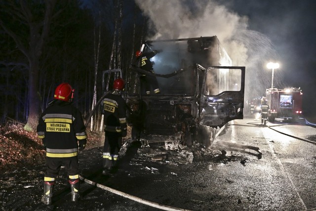 (pij)Do pożaru ciężarówki doszło w poniedziałek 28, grudnia nad ranem na trasie Zielona Góra - Krosno Odrzańskie. Zapaliła się kabina ciężarówki wiozącej kurczęta. Ogień błyskawicznie się rozprzestrzenił. Straż pożarna bardzo szybko dojechała na miejsce zdarzenia. – Po około 20 sekundach od rozpoczęcia akcji gaśniczej doszło do eksplozji butli z gazem w kabinie auta – mówi mł. bryg. Ryszard Gura, rzecznik zielonogórskich strażaków. Siła wybuchu była tak duża, że jeden ze strażaków został odrzucony od ciężarówki. Upadając uderzył plecami w drzewo.Akcja gaśnicza nie została przerwana. Płomienie zostały szybko ugaszone. Znacznie więcej czasu zajęło dogaszanie ciężarówki. Strażacy kabinę, która spłonęła doszczętnie, sprawdzali kamerą termowizyjną szukając ognia pod karoserią i w komorze silnika.Na szczęście udało się uratować kurczaki. Bardzo dobrze zachowali się inni kierowcy, którzy zauważyli pożar ciężarówki. – Zatrzymywali się i pomagali kierowcy płonącego auta wynosić kurczaki z naczepy – mówi mł. bryg. Gura.