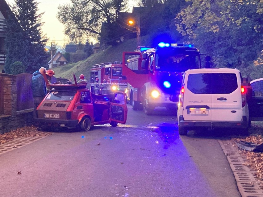 Zakopane. Wypadek na Tatarach. Jedna osoba trafiła do szpitala. Mały fiat skończył bez dachu