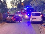 Zakopane. Wypadek na Tatarach. Jedna osoba trafiła do szpitala. Mały fiat skończył bez dachu