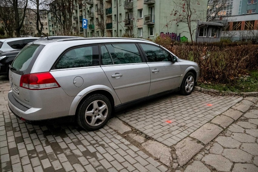 Parking na tyłach I Urzędu Skarbowego w Białymstoku. Jest finał sąsiedzkiego sporu między mieszkańcami - parking będzie dostępny