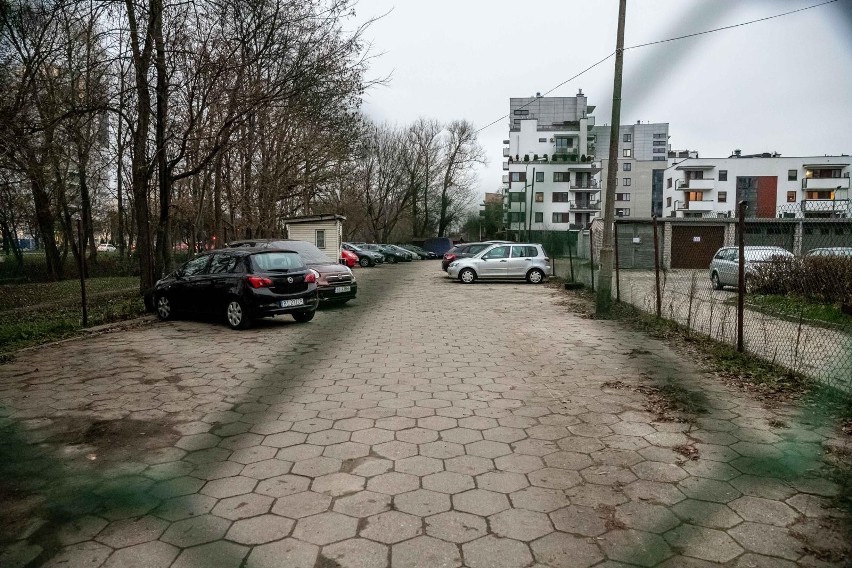 Parking na tyłach I Urzędu Skarbowego w Białymstoku. Jest finał sąsiedzkiego sporu między mieszkańcami - parking będzie dostępny