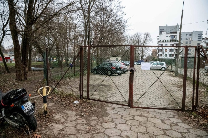 Parking na tyłach I Urzędu Skarbowego w Białymstoku. Jest finał sąsiedzkiego sporu między mieszkańcami - parking będzie dostępny