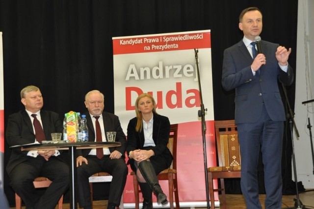 Andrzej Duda (z prawej) podczas spotkania z mieszkańcami w szydłowieckim Zamku mówił o potrzebie silnej prezydentury.