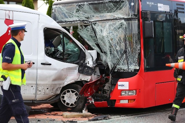 Ulica Energetyków w Stalowej Woli została zamknięta po wypadku, w którym kierowca busa wjechał w autobus miejskiej komunikacji.