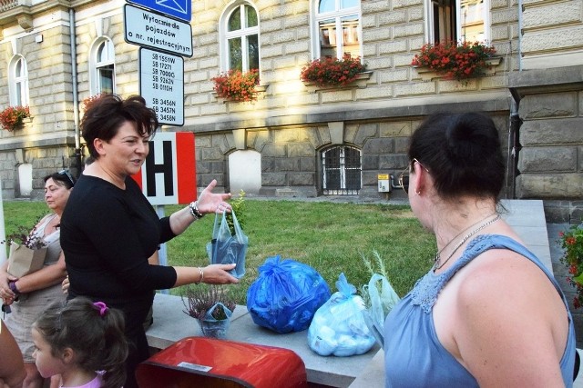 Bielszczanie przynieśli worki ze śmieciami przed budynek bielskiego Ratusza
