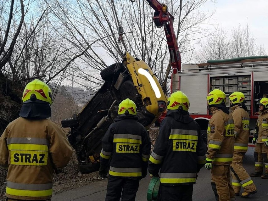 Laskowa. Samochód wpadł do koryta potoku. Wyglądało to bardzo groźnie [ZDJĘCIA]