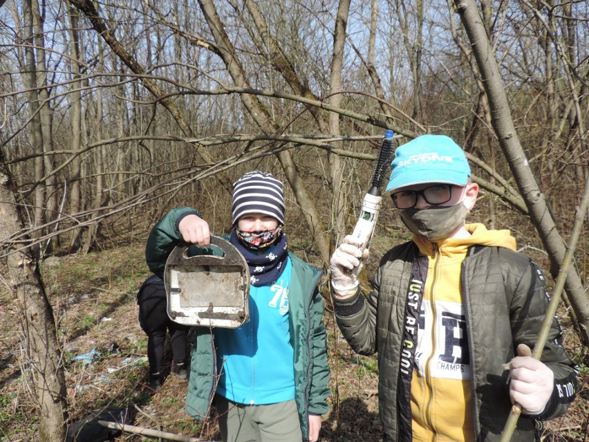 Małkinia Górna. Operacja Czysta Rzeka. 10.04.2021. Zobaczcie, czym ludzie zaśmiecają okolicę. Zdjęcia