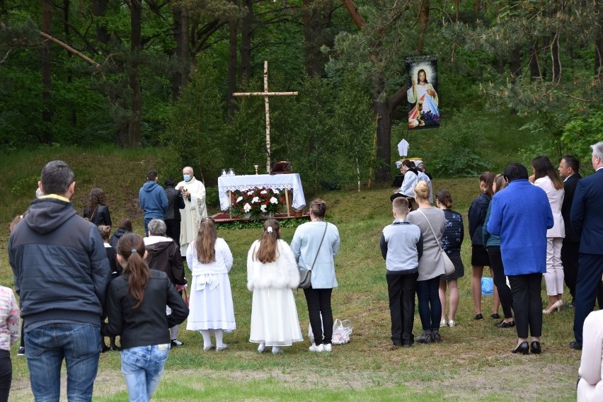 Tradycyjna procesja Bożego Ciała 2020 w Warszkowie. Msza polowa, a potem przejście do czterech ołtarzy w miejscowości [zdjęcia]