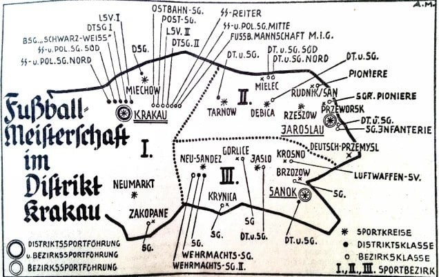 Na stronie "niemieckikrakowblog" możemy zapoznać się z historią niemieckiej piłki nożnej w dystrykcie Kraków. Powstały trzy krakowskie klasy okręgowe między Sanem i Wisłą. W której klasie okręgowej grały drużyny z Sanoka, Jarosławia czy Krosna złożone ze stacjonujących żołnierzy niemieckich?Jak podaje autor bloga "niemieckikrakowblog", obszar sportowy II z siedzibą w Jarosławiu (Kreissportführer) tworzą następujące okręgi: Tarnów, Rzeszów, Dębica, Jarosław i wolne miasto Przemyśl Niemiecki. Natomiast obszar sportowy III z siedzibą w Sanoku (Kreissportführer) tworzą następujące okręgi: Sanok, Jasło i Nowy Sącz. Na kolejnych slajdach poszczególne klasy okręgowe.