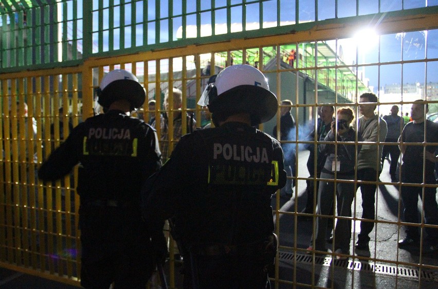 Kibice zatrzymywani przez policję po meczu PGE GKS Bełchatów - GKS Katowice [ZDJĘCIA]
