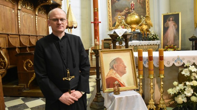 -Mamy to szczęście, że w Sanktuarium na Świętym Krzyżu mamy relikwie świętego Jana Pawła II - mówi ojciec Dariusz Malajka.